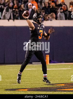 Stillwater, Oklahoma, USA. November 2021. Oklahoma State Cowboys Quarterback Spencer Sanders (3) übergibt den Fußball während des Spiels am Samstag, den 13. November 2021 im Boone Pickens Stadium in Stillwater, Oklahoma, an einen offenen Receiver auf dem Spielfeld. (Bild: © Nichola Rutledge/ZUMA Press Wire) Stockfoto