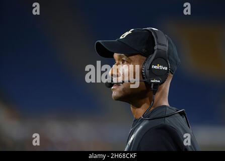 Pasadena, Kalifornien, USA. November 2021. Colorado Büffel Cheftrainer Karl Dorrell in Aktion während des NCAA Fußballspiels zwischen den UCLA Bruins und den Colorado Büffeln im Rose Bowl in Pasadena, Kalifornien. Obligatorischer Bildnachweis : Charles Baus/CSM/Alamy Live News Stockfoto