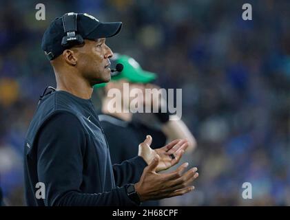 Pasadena, Kalifornien, USA. November 2021. Colorado Büffel Cheftrainer Karl Dorrell in Aktion während des NCAA Fußballspiels zwischen den UCLA Bruins und den Colorado Büffeln im Rose Bowl in Pasadena, Kalifornien. Obligatorischer Bildnachweis : Charles Baus/CSM/Alamy Live News Stockfoto