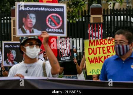 14. November 2021: Philippinische Aktivisten tragen während eines Protestes vor der Menschenrechtskommission in Quezon City, Metro Manila, Philippinen, Schilder gegen Regierungsbeamte, die ihre Kandidatur bei den nationalen Wahlen 2022 eingereicht haben. 14. November 2021. Die Tochter des philippinischen Präsidenten Rodrigo Duterte reichte am Samstag Papiere ein, um bei den Parlamentswahlen 2022 für den Vizepräsidenten zu kandidieren, was die Spekulationen beendete, dass sie das höchste Amt des Landes anstreben würde, aber den Sohn eines langjährigen Diktators dazu veranlasste, sie als potenzielle Laufgefährtin anzunehmen. (Bild: © Basilio Sepe/ZUMA Pre Stockfoto