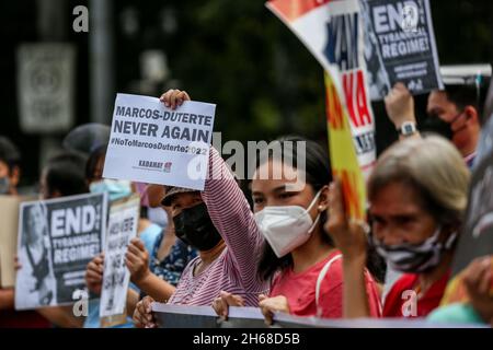 14. November 2021: Philippinische Aktivisten tragen während eines Protestes vor der Menschenrechtskommission in Quezon City, Metro Manila, Philippinen, Schilder gegen Regierungsbeamte, die ihre Kandidatur bei den nationalen Wahlen 2022 eingereicht haben. 14. November 2021. Die Tochter des philippinischen Präsidenten Rodrigo Duterte reichte am Samstag Papiere ein, um bei den Parlamentswahlen 2022 für den Vizepräsidenten zu kandidieren, was die Spekulationen beendete, dass sie das höchste Amt des Landes anstreben würde, aber den Sohn eines langjährigen Diktators dazu veranlasste, sie als potenzielle Laufgefährtin anzunehmen. (Bild: © Basilio Sepe/ZUMA Pre Stockfoto