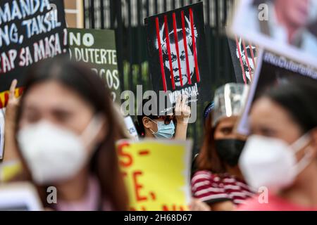 14. November 2021: Philippinische Aktivisten tragen während eines Protestes vor der Menschenrechtskommission in Quezon City, Metro Manila, Philippinen, Schilder gegen Regierungsbeamte, die ihre Kandidatur bei den nationalen Wahlen 2022 eingereicht haben. 14. November 2021. Die Tochter des philippinischen Präsidenten Rodrigo Duterte reichte am Samstag Papiere ein, um bei den Parlamentswahlen 2022 für den Vizepräsidenten zu kandidieren, was die Spekulationen beendete, dass sie das höchste Amt des Landes anstreben würde, aber den Sohn eines langjährigen Diktators dazu veranlasste, sie als potenzielle Laufgefährtin anzunehmen. (Bild: © Basilio Sepe/ZUMA Pre Stockfoto