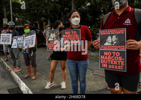 14. November 2021: Philippinische Aktivisten tragen während eines Protestes vor der Menschenrechtskommission in Quezon City, Metro Manila, Philippinen, Schilder gegen Regierungsbeamte, die ihre Kandidatur bei den nationalen Wahlen 2022 eingereicht haben. 14. November 2021. Die Tochter des philippinischen Präsidenten Rodrigo Duterte reichte am Samstag Papiere ein, um bei den Parlamentswahlen 2022 für den Vizepräsidenten zu kandidieren, was die Spekulationen beendete, dass sie das höchste Amt des Landes anstreben würde, aber den Sohn eines langjährigen Diktators dazu veranlasste, sie als potenzielle Laufgefährtin anzunehmen. (Bild: © Basilio Sepe/ZUMA Pre Stockfoto