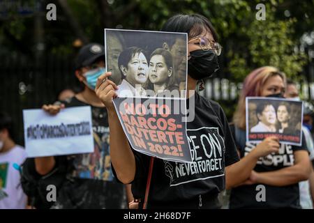 14. November 2021: Philippinische Aktivisten tragen während eines Protestes vor der Menschenrechtskommission in Quezon City, Metro Manila, Philippinen, Schilder gegen Regierungsbeamte, die ihre Kandidatur bei den nationalen Wahlen 2022 eingereicht haben. 14. November 2021. Die Tochter des philippinischen Präsidenten Rodrigo Duterte reichte am Samstag Papiere ein, um bei den Parlamentswahlen 2022 für den Vizepräsidenten zu kandidieren, was die Spekulationen beendete, dass sie das höchste Amt des Landes anstreben würde, aber den Sohn eines langjährigen Diktators dazu veranlasste, sie als potenzielle Laufgefährtin anzunehmen. (Bild: © Basilio Sepe/ZUMA Pre Stockfoto