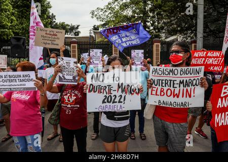 14. November 2021: Philippinische Aktivisten tragen während eines Protestes vor der Menschenrechtskommission in Quezon City, Metro Manila, Philippinen, Schilder gegen Regierungsbeamte, die ihre Kandidatur bei den nationalen Wahlen 2022 eingereicht haben. 14. November 2021. Die Tochter des philippinischen Präsidenten Rodrigo Duterte reichte am Samstag Papiere ein, um bei den Parlamentswahlen 2022 für den Vizepräsidenten zu kandidieren, was die Spekulationen beendete, dass sie das höchste Amt des Landes anstreben würde, aber den Sohn eines langjährigen Diktators dazu veranlasste, sie als potenzielle Laufgefährtin anzunehmen. (Bild: © Basilio Sepe/ZUMA Pre Stockfoto