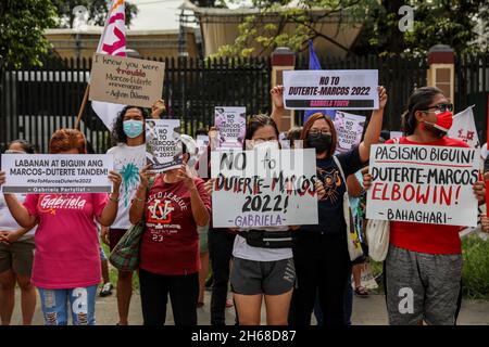 14. November 2021: Philippinische Aktivisten tragen während eines Protestes vor der Menschenrechtskommission in Quezon City, Metro Manila, Philippinen, Schilder gegen Regierungsbeamte, die ihre Kandidatur bei den nationalen Wahlen 2022 eingereicht haben. 14. November 2021. Die Tochter des philippinischen Präsidenten Rodrigo Duterte reichte am Samstag Papiere ein, um bei den Parlamentswahlen 2022 für den Vizepräsidenten zu kandidieren, was die Spekulationen beendete, dass sie das höchste Amt des Landes anstreben würde, aber den Sohn eines langjährigen Diktators dazu veranlasste, sie als potenzielle Laufgefährtin anzunehmen. (Bild: © Basilio Sepe/ZUMA Pre Stockfoto