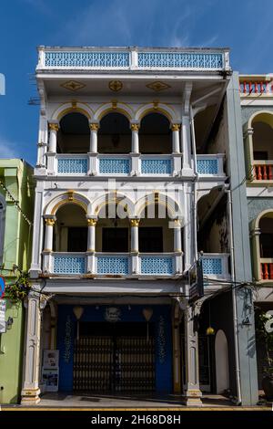 Phuket Thailand November 2021, Phuket Altstadt an einem sonnigen Morgen mit bunten Gebäuden Straße im portugiesischen Stil Romani in Phuket Stadt. Auch Chinatown oder die Altstadt genannt. Stockfoto