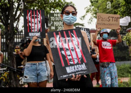 14. November 2021: Philippinische Aktivisten tragen während eines Protestes vor der Menschenrechtskommission in Quezon City, Metro Manila, Philippinen, Schilder gegen Regierungsbeamte, die ihre Kandidatur bei den nationalen Wahlen 2022 eingereicht haben. 14. November 2021. Die Tochter des philippinischen Präsidenten Rodrigo Duterte reichte am Samstag Papiere ein, um bei den Parlamentswahlen 2022 für den Vizepräsidenten zu kandidieren, was die Spekulationen beendete, dass sie das höchste Amt des Landes anstreben würde, aber den Sohn eines langjährigen Diktators dazu veranlasste, sie als potenzielle Laufgefährtin anzunehmen. (Bild: © Basilio Sepe/ZUMA Pre Stockfoto