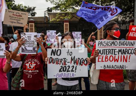 14. November 2021: Philippinische Aktivisten tragen während eines Protestes vor der Menschenrechtskommission in Quezon City, Metro Manila, Philippinen, Schilder gegen Regierungsbeamte, die ihre Kandidatur bei den nationalen Wahlen 2022 eingereicht haben. 14. November 2021. Die Tochter des philippinischen Präsidenten Rodrigo Duterte reichte am Samstag Papiere ein, um bei den Parlamentswahlen 2022 für den Vizepräsidenten zu kandidieren, was die Spekulationen beendete, dass sie das höchste Amt des Landes anstreben würde, aber den Sohn eines langjährigen Diktators dazu veranlasste, sie als potenzielle Laufgefährtin anzunehmen. (Bild: © Basilio Sepe/ZUMA Pre Stockfoto