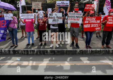 14. November 2021: Philippinische Aktivisten tragen während eines Protestes vor der Menschenrechtskommission in Quezon City, Metro Manila, Philippinen, Schilder gegen Regierungsbeamte, die ihre Kandidatur bei den nationalen Wahlen 2022 eingereicht haben. 14. November 2021. Die Tochter des philippinischen Präsidenten Rodrigo Duterte reichte am Samstag Papiere ein, um bei den Parlamentswahlen 2022 für den Vizepräsidenten zu kandidieren, was die Spekulationen beendete, dass sie das höchste Amt des Landes anstreben würde, aber den Sohn eines langjährigen Diktators dazu veranlasste, sie als potenzielle Laufgefährtin anzunehmen. (Bild: © Basilio Sepe/ZUMA Pre Stockfoto