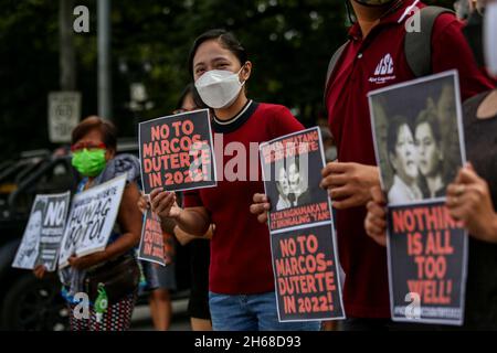 14. November 2021: Philippinische Aktivisten tragen während eines Protestes vor der Menschenrechtskommission in Quezon City, Metro Manila, Philippinen, Schilder gegen Regierungsbeamte, die ihre Kandidatur bei den nationalen Wahlen 2022 eingereicht haben. 14. November 2021. Die Tochter des philippinischen Präsidenten Rodrigo Duterte reichte am Samstag Papiere ein, um bei den Parlamentswahlen 2022 für den Vizepräsidenten zu kandidieren, was die Spekulationen beendete, dass sie das höchste Amt des Landes anstreben würde, aber den Sohn eines langjährigen Diktators dazu veranlasste, sie als potenzielle Laufgefährtin anzunehmen. (Bild: © Basilio Sepe/ZUMA Pre Stockfoto