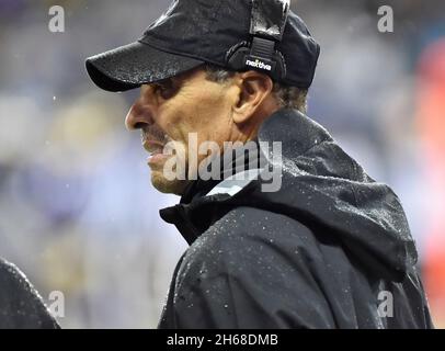 Seattle, WA, USA. November 2021. Arizona State Head Coach Herm Edwards schaut besorgt während des NCAA Fußballspiels zwischen den Arizona State Sun Devils und Washington Huskies im Husky Stadium in Seattle, WA. Arizona State besiegte Washington 35-30. Steve Faber/CSM/Alamy Live News Stockfoto