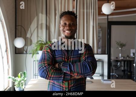 Porträt eines lächelnden jungen afroamerikanischen Mitarbeiters. Stockfoto