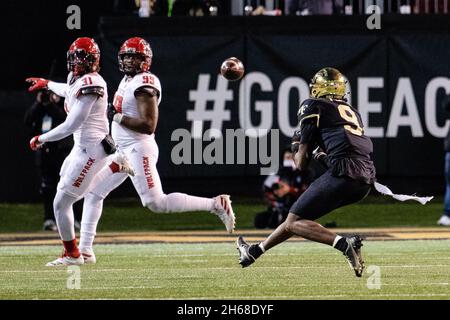 13. November 2021: Wake Forest Demon Diacons Wide Receiver A.T. Perry (9) macht den ersten Rückstandssiege im dritten Quartal gegen den North Carolina State Wolfpack beim ACC-Fußballmatch im Truist Field in Winston-Salem, NC. (Scott Kinser/Cal Sport Media) Stockfoto