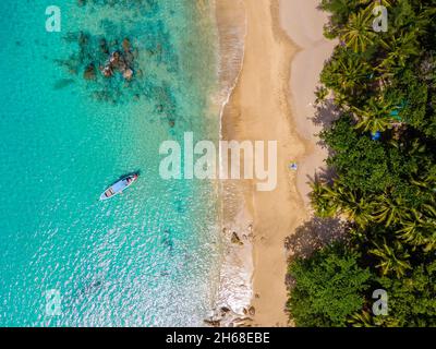 Banana Beach, Phuket, Thailand, Ein wunderschöner tropischer Strand mit Palmen auf der Phuket Insel, Thailand, gelegen in Choeng Thale, Thalang, Paar Mann und Frau mittleren Alters auf Urlaub in Thailand Stockfoto