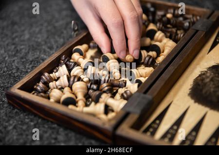 Holzkiste mit alten Schachfiguren, Nahaufnahme. Stockfoto
