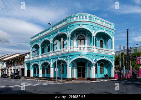 Phuket Thailand November 2021, Phuket Altstadt an einem sonnigen Morgen mit bunten Gebäuden Straße im portugiesischen Stil Romani in Phuket Stadt. Auch Chinatown oder die Altstadt genannt. Stockfoto