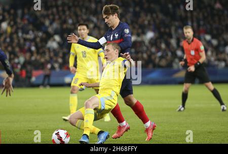 Islambek Kuat aus Kasachstan, Antoine Griezmann aus Frankreich während der FIFA Weltmeisterschaft 2022, Qualifikationsspiel der Gruppe D zwischen Frankreich und Kasachstan am 13. November 2021 im Parc des Princes, Paris, Frankreich - Foto: Jean Catuffe/DPPI/LiveMedia Stockfoto