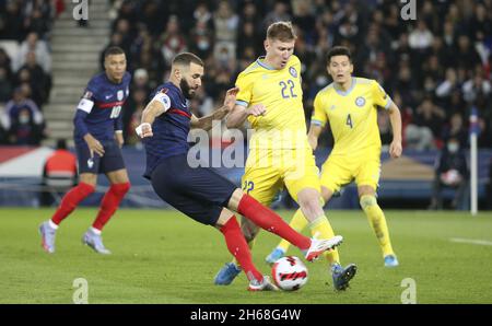 Karim Benzema aus Frankreich, Aleksandr Marochkin aus Kasachstan während der FIFA Weltmeisterschaft 2022, Qualifikationsspiel der Gruppe D zwischen Frankreich und Kasachstan am 13. November 2021 im Parc des Princes, Paris, Frankreich - Foto: Jean Catuffe/DPPI/LiveMedia Stockfoto