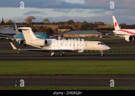 102005, ein Gulfstream Aerospace Tp102D, der von der schwedischen Luftwaffe in einer VIP-Rolle betrieben wird und vom Prestwick International Airport in Ayrshire, Schottland, abfliegt. Das Flugzeug war in Schottland, um schwedische Delegierte zur COP26-Klimakonferenz im nahe gelegenen Glasgow zu bringen. Stockfoto