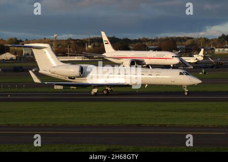 102005, ein Gulfstream Aerospace Tp102D, der von der schwedischen Luftwaffe in einer VIP-Rolle betrieben wird und vom Prestwick International Airport in Ayrshire, Schottland, abfliegt. Das Flugzeug war in Schottland, um schwedische Delegierte zur COP26-Klimakonferenz im nahe gelegenen Glasgow zu bringen. Stockfoto