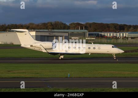 102005, ein Gulfstream Aerospace Tp102D, der von der schwedischen Luftwaffe in einer VIP-Rolle betrieben wird und vom Prestwick International Airport in Ayrshire, Schottland, abfliegt. Das Flugzeug war in Schottland, um schwedische Delegierte zur COP26-Klimakonferenz im nahe gelegenen Glasgow zu bringen. Stockfoto