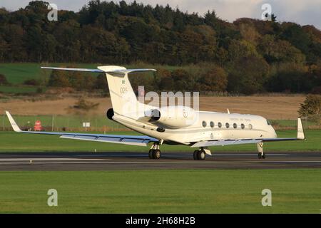 102005, ein Gulfstream Aerospace Tp102D, der von der schwedischen Luftwaffe in einer VIP-Rolle betrieben wird und vom Prestwick International Airport in Ayrshire, Schottland, abfliegt. Das Flugzeug war in Schottland, um schwedische Delegierte zur COP26-Klimakonferenz im nahe gelegenen Glasgow zu bringen. Stockfoto