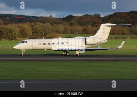 102005, ein Gulfstream Aerospace Tp102D, der von der schwedischen Luftwaffe in einer VIP-Rolle betrieben wird und vom Prestwick International Airport in Ayrshire, Schottland, abfliegt. Das Flugzeug war in Schottland, um schwedische Delegierte zur COP26-Klimakonferenz im nahe gelegenen Glasgow zu bringen. Stockfoto