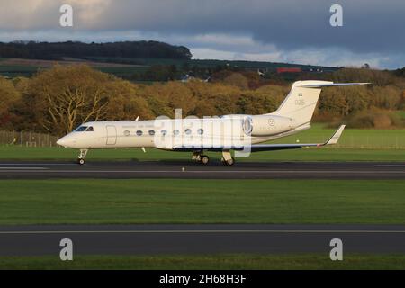 102005, ein Gulfstream Aerospace Tp102D, der von der schwedischen Luftwaffe in einer VIP-Rolle betrieben wird und vom Prestwick International Airport in Ayrshire, Schottland, abfliegt. Das Flugzeug war in Schottland, um schwedische Delegierte zur COP26-Klimakonferenz im nahe gelegenen Glasgow zu bringen. Stockfoto