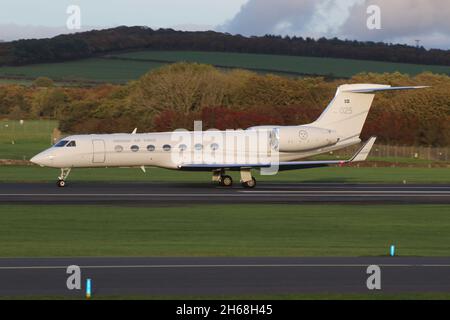 102005, ein Gulfstream Aerospace Tp102D, der von der schwedischen Luftwaffe in einer VIP-Rolle betrieben wird und vom Prestwick International Airport in Ayrshire, Schottland, abfliegt. Das Flugzeug war in Schottland, um schwedische Delegierte zur COP26-Klimakonferenz im nahe gelegenen Glasgow zu bringen. Stockfoto