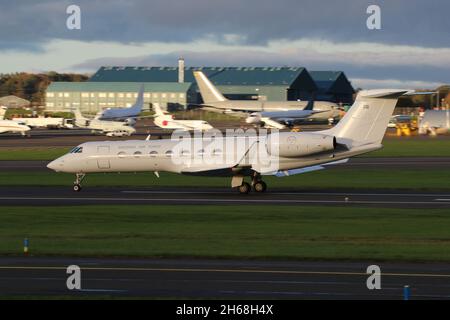 102005, ein Gulfstream Aerospace Tp102D, der von der schwedischen Luftwaffe in einer VIP-Rolle betrieben wird und vom Prestwick International Airport in Ayrshire, Schottland, abfliegt. Das Flugzeug war in Schottland, um schwedische Delegierte zur COP26-Klimakonferenz im nahe gelegenen Glasgow zu bringen. Stockfoto