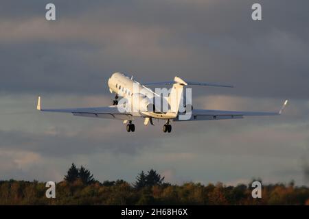 102005, ein Gulfstream Aerospace Tp102D, der von der schwedischen Luftwaffe in einer VIP-Rolle betrieben wird und vom Prestwick International Airport in Ayrshire, Schottland, abfliegt. Das Flugzeug war in Schottland, um schwedische Delegierte zur COP26-Klimakonferenz im nahe gelegenen Glasgow zu bringen. Stockfoto