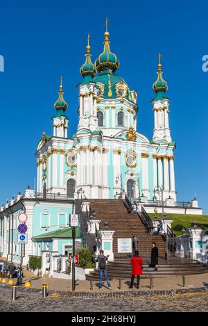 Kiew, Ukraine - 15. Oktober 2021: Reise in die Ukraine - Andreaskirche in Kiew unter blauem Himmel. Erbaut zwischen 1747 und 1754, entworfen von der imp Stockfoto