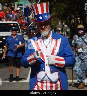 Orlando, Usa. November 2021. Ein Mann, der als Onkel Sam gekleidet ist, marschiert in einer Veterans Day Parade in Orlando, Florida. Kredit: SOPA Images Limited/Alamy Live Nachrichten Stockfoto