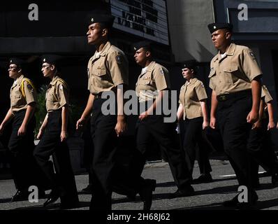 Orlando, Usa. November 2021. Mitglieder des Marine Junior ROTC marschieren in einer Veterans Day Parade in Orlando, Florida. Kredit: SOPA Images Limited/Alamy Live Nachrichten Stockfoto