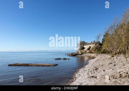 Brown's Houses at Jenny Brown's Point at High Tide, Morecambe Bay Silverdale, Lancashire, England Großbritannien Stockfoto