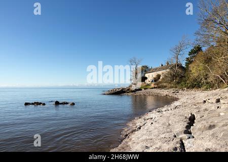 Brown's Houses at Jenny Brown's Point at High Tide, Morecambe Bay Silverdale, Lancashire, England Großbritannien Stockfoto