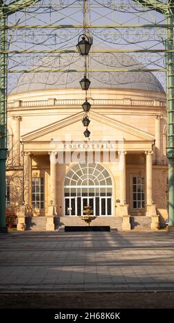 Ein Weg zu einem großen Gebäude im Park. Ein Park in der Stadt Südkorea. Ein Weg zu einem großen Gebäude am Morgen bei Tageslicht Stockfoto