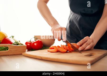 Kochen Salat Hinzufügen von Zutaten gesundes Essen Küche Stockfoto