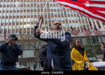 New York, Usa. November 2021. Menschen, die mit der rechtsextremen Gruppe America assoziiert sind, konfrontieren zunächst Stadtmitarbeiter, die sie während eines Anti-Impfstoff-Protests vor dem Pfizer-Hauptsitz als Verräter bezeichnen.Ein US-Amtsgericht gewährte einen Notaufenthalt, um die Impfpflicht der Biden-Regierung für Unternehmen mit 100 oder mehr Beschäftigten vorübergehend zu stoppen, so viele das glauben Ist eine rechtswidrige Überreichweite. (Foto von Ron Adar/SOPA Images/Sipa USA) Quelle: SIPA USA/Alamy Live News Stockfoto