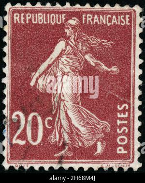 POLTAVA, UKRAINE - 12. November 2021. Vintage Stempel gedruckt in Frankreich um 1906 zeigt antike Sower Stockfoto