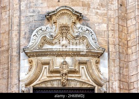 Alle puerta en la fachada principal de la Catedral de la Santa Cruz sobre el mar en Cádiz, España Stockfoto