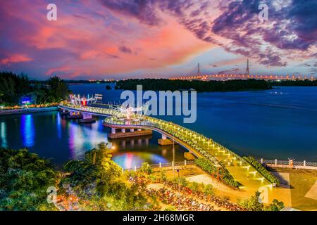 Neujahrsfeuerwerk in Can Tho, um das neue Jahr willkommen zu heißen Stockfoto
