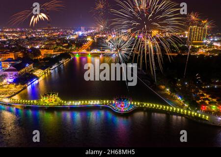Neujahrsfeuerwerk in Can Tho, um das neue Jahr willkommen zu heißen Stockfoto