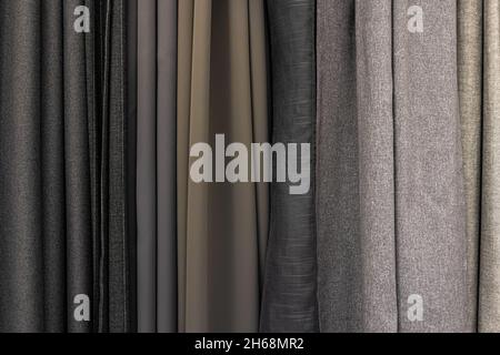 Set aus grauen, dichten Stoffen mit einheitlicher Textur. Stockfoto