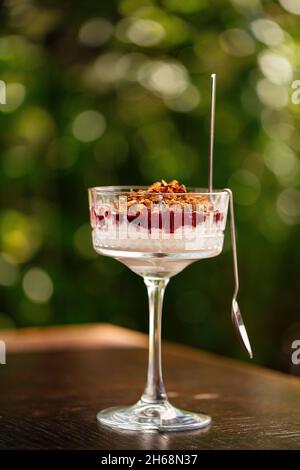 Granola Beere Kleinigkeit Dessert in einem schicken Glas Stockfoto