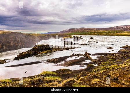 Panoramablick über den mächtigen Godafoss Wasserfall, bei Laugar, Nordisland Stockfoto