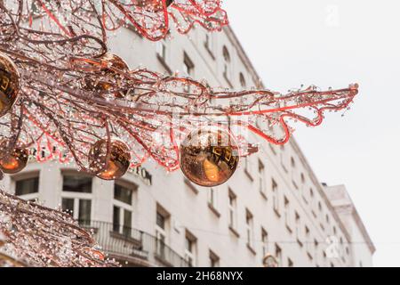 Weihnachtsbaum und Dekorationen auf einer der Modestäßen in Budapest Stockfoto