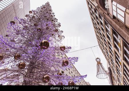 Weihnachtsbaum und Dekorationen auf einer der Modestäßen in Budapest Stockfoto