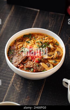 Koreanische Ramen-Nudelsuppe mit Rindfleisch und Pilzen Stockfoto